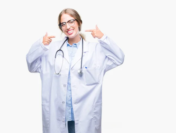 Mooie Jonge Blonde Dokter Vrouw Medische Uniform Dragen Geïsoleerde Achtergrond — Stockfoto