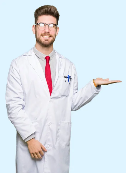 Νέος Επιστήμονας Όμορφος Άνδρας Φορώντας Γυαλιά Χαμογελώντας Χαρούμενα Παρουσιάζοντας Και — Φωτογραφία Αρχείου