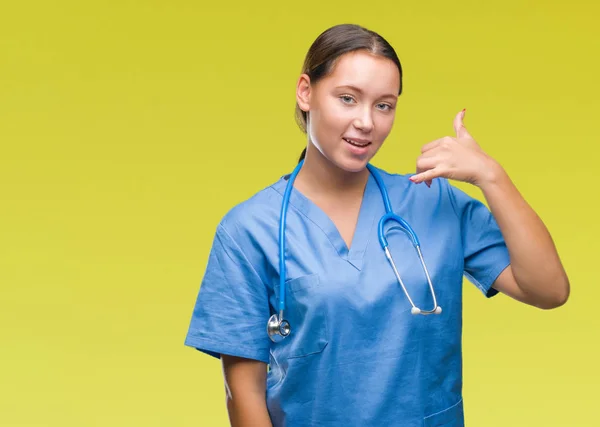 Vrouw Van Jonge Kaukasische Dokter Medische Uniform Dragen Geïsoleerde Achtergrond — Stockfoto