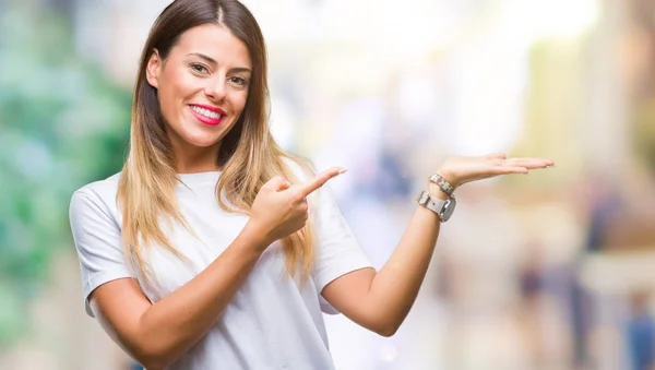 Joven Hermosa Mujer Casual Camiseta Blanca Sobre Fondo Aislado Sorprendido — Foto de Stock