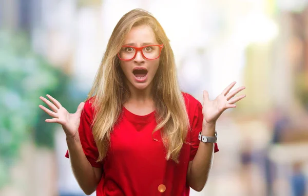 Młoda Piękna Kobieta Blondynka Okularach Białym Tle Obchodzi Crazy Zdziwiony — Zdjęcie stockowe