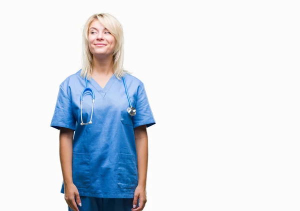 Jovem Bela Mulher Médica Loira Vestindo Uniforme Médico Sobre Fundo — Fotografia de Stock