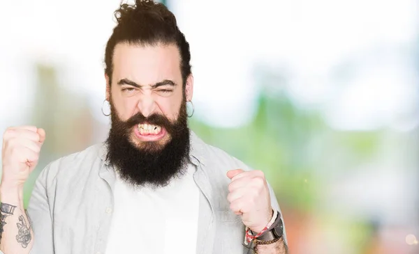 Joven Con Pelo Largo Barba Pendientes Enojado Loco Levantando Puño —  Fotos de Stock