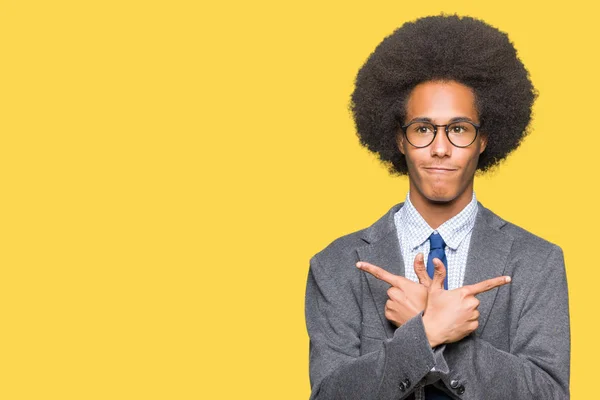 Unga Afroamerikanska Affärsman Med Afro Hår Bär Glasögon Peka Till — Stockfoto