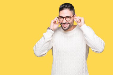 Yüksek sesle müzik gürültü rahatsız ifade parmaklarıyla kulaklarıyla kapsayan izole arka plan üzerinde gözlük takan yakışıklı delikanlı. Sağır kavramı.