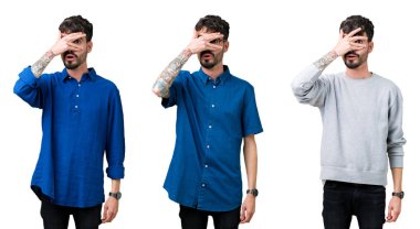 Mahcup ifadeyle parmaklarımın arasından görünen genç adam yüz ve gözler el ile kapsayan şok bakmak izole arka plan üzerinde kolaj.