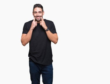İzole genç yakışıklı adam arka plan gülen açık ağız ile parmak işaret ve neşeli gülümseme zorlamadan
