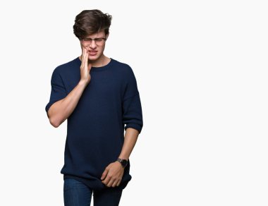 Diş ağrısı veya dişlerde dişlerle ilgili hastalık nedeniyle ağız acı ifadesi ile el ile dokunmak izole arka plan üzerinde gözlük takan yakışıklı delikanlı. Diş hekimi kavramı.