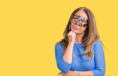 Üzerine Venedik karnaval maskesi giyen güzel orta yaş kadın arka plan çene düşünme hakkında soru, dalgın ifade üzerine el ile izole. Düşünceli yüzüyle gülümsüyor. Şüphe kavramı.