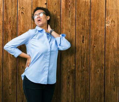 Genç güzel Afro-Amerikan iş kadını izole üzerinde arka plan ile el, kas ağrısı boyun dokunmadan acı boyun ağrısı yaralanma,