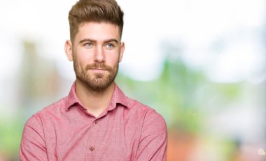 Casual adam görünümlü yan ve dik dik bakma uzağa düşünce gülümseyen genç yakışıklı iş.