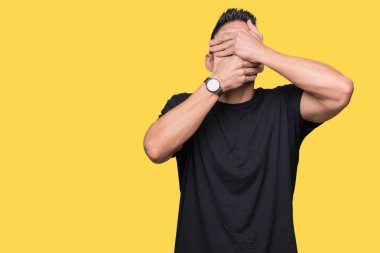 Yakışıklı delikanlı izole arka plan kaplaması gözler ve ağız el ile üzerinden şaşırttı ve şok. Duygu gizleme