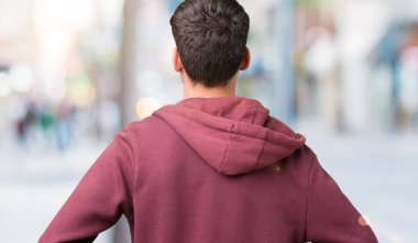 Geriye doğru uzakta silah ile vücut üzerinde seyir izole arka plan ayakta genç yakışıklı adam