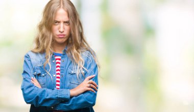 Güzel sarışın genç kadın izole arka plan şüpheci ve sinir, onaylamayan ifade yüz çapraz kolları üzerinde. Negatif kişi.