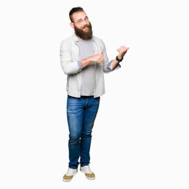 Giyen genç sarışın adam işaret arkasından el ve başparmak yukarıya, için emin gülümseyen bardakları