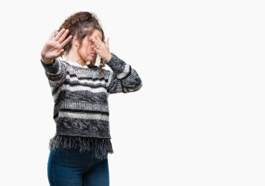 Güzel esmer kıvırcık saçlı Genç kız üzerinde gözlük takan izole elleriyle gözlerini kapsayan arka plan ve stop jest ile acı ve korku ifadesi. Utandım ve negatif kavramı.