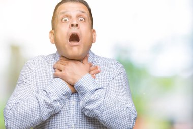 Orta yaş Arap iş dostum yalıtılmış arka plan bağırarak üzerinde ve çünkü boğmak acı kendi ellerimle öldürürüm. Sağlık sorunu. Yaralarından ve intihar kavramı.