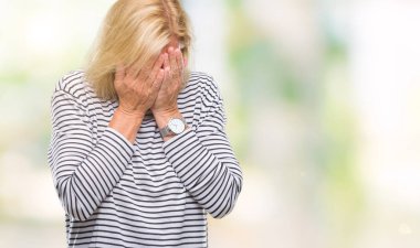 Orta yaş sarışın kadın ağlayarak süre elleriyle yüzünü kapsayan üzgün ifade ile izole arka plan yüzünden. Depresyon kavramı.