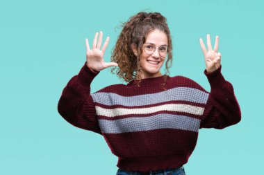 Güzel esmer kıvırcık saçlı Genç kız gözlük üzerinde gösterilen arka plan izole ve parmakları ile işaret gülümseyen ise kendinden emin ve mutlu 8 numaralı.