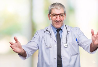 Sarılmak için kollarını açarak gülümseyerek kameraya bakarak izole arka plan yakışıklı kıdemli Doktor adam. Neşeli ifade kucaklayan mutluluk.
