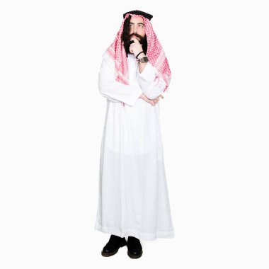 Geleneksel keffiyeh el ile çene düşünme hakkında soru, dalgın ifade üzerine şal uzun saçlı Arap iş adamı. Düşünceli yüzüyle gülümsüyor. Şüphe kavramı.