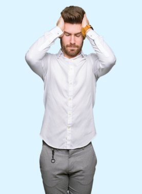 Genç yakışıklı iş adam çünkü umutsuz ve stresli baş ağrısı acı acı ve migren. Ellerini kafasına.