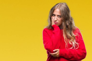 Seyir yorgun ve bıkkın ile depresyon sorun Çapraz kollar ile izole arka plan düşünme üzerinde kış kazak giyen güzel genç sarışın kadın.