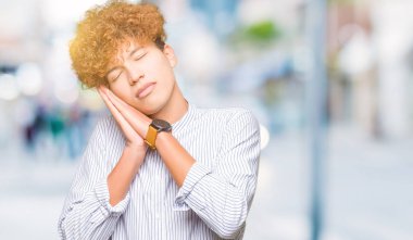 Uyku yorgun hayal ve ile gülümseyen gözleri kapalı iken ellerle birlikte poz şık gömlek giymiş afro saçlı genç yakışıklı iş adamı.