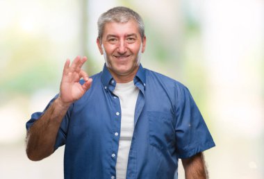 Gülümseyen izole arka plan üzerinde üst düzey yakışıklı el ve parmaklar ok işaretiyle yapıyor olumlu. Başarılı ifade.