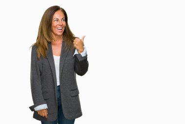 Orta yaş yetişkin kadın arıyorum ve başparmak yanında yukarıyı mutlu yüz ile gülümseyen izole arka plan üzerinde büyük boy erkek ceket.