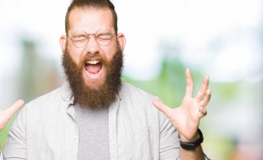 Genç sarışın adam kızgın ve silah ile başarı için deli kutluyor gözlük takan kaldırdı ve heyecanlı çığlık gözler kapalı. Kazanan kavramı