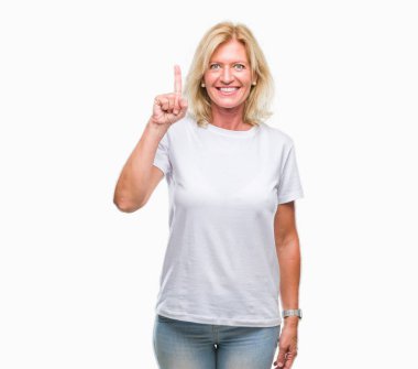 Orta yaş ve kendinden emin ve mutlu gülümseyerek süre parmak numaralı yukarıyı gösteren izole arka plan sarışın kadın.