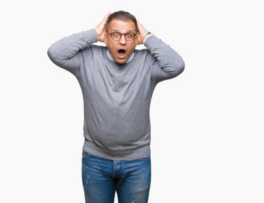 Orta yaş bussines Arap adam gözlüklü üzerinde arka plan deli izole ve baş, korkuyor ve açık ağzı ile şok sürpriz elleriyle korkuttu