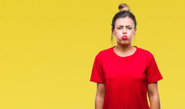 Komik surat ile yanakları şişirme izole arka plan üzerinde genç güzel kadın. Ağız ile hava, deli ifade şişirilmiş.