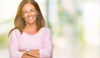 Üzerinde kış kazak giyen güzel orta yaş yetişkin kadın mutlu yüz ile gülümseyerek kameraya seyir silah geçti arka plan izole. Olumlu bir kişi.