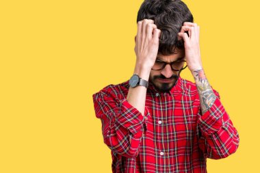 Çünkü çaresiz ve stresli baş ağrısı acı izole arka plan üzerinde gözlüklü genç yakışıklı adam ağrı ve migren. Ellerini kafasına.