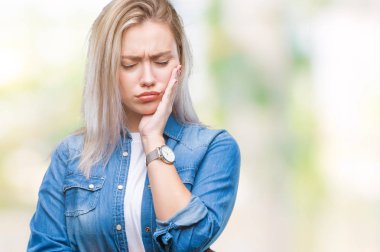 İzole arka plan düşünme seyir üzerinde sarışın genç kadın yorgun ve sıkılmış çapraz silah depresyon sorunları ile.