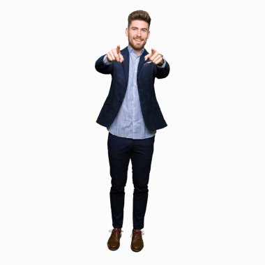 Genç yakışıklı bussines size işaret ve kamera ile parmak pozitif ve neşeli gülümseyen, dostum