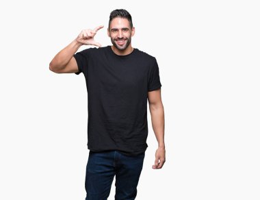 Yakışıklı genç gülümseyen izole arka plan ve süre seyir ve kamera boyutu işaret parmaklarıyla yapıyor el ile kendinden emin eller üzerinde. Ölçü kavramı.