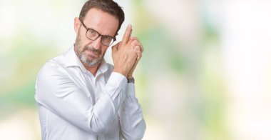 El hareketi ile sembolik silah tutan, çekim silah, kızgın yüz öldürme oynarken arka plan üzerinde gözlük takan yakışıklı orta yaş zarif üst düzey iş adamı izole