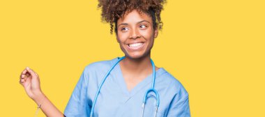 İzole arka plan dans mutlu ve neşeli, hareketli rahat ve kendinden emin müzik gülümseyen üzerinde genç Afro-Amerikan doktor kadın