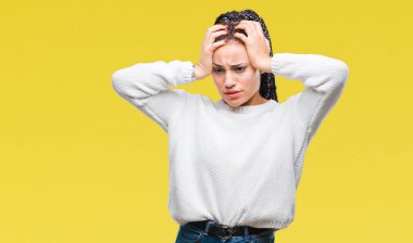 Genç örgülü saç Afro-Amerikan kız kış kazak giyiyor çünkü umutsuz ve stresli baş ağrısı acı izole arka plan üzerinde ağrı ve Migren. Ellerini kafasına.