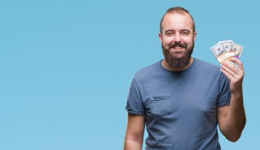 Para demet izole arka plan üzerinde duran ve diş gösterilen kendine güvenen bir gülümsemeyle gülümseyerek mutlu bir yüz ile tutan genç hipster adam