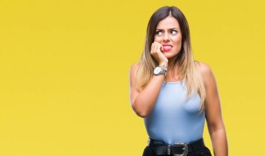 Genç güzel şık iş kadını stresli ve gergin elle çivi ısırma ağzına bakarak izole arka plan üzerinde. Anksiyete sorunu.