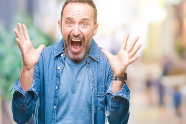 Orta yaş ağarmış üst düzey adam deli kutluyor arka plan izole ve başarı için kaldırdı kollarını açarak hayrete ve heyecanlı çığlık gözleri açık. Kazanan kavramı
