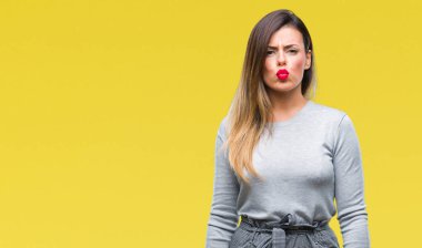 Genç güzel işçi iş kadın komik surat ile yanakları şişirme izole arka plan yüzünden. Ağız ile hava, deli ifade şişirilmiş.