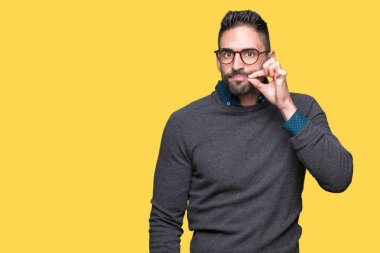 Üzerinde gözlük takan genç yakışıklı adam arka plan ağız izole ve parmak ile ZIP olarak Dudaklarını kapa. Gizli ve sessiz, tabu söz