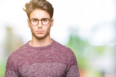 Sorunu nedeniyle izole arka plan şüpheci ve sinir, papatyanın üzgün üzerinde gözlük takan yakışıklı delikanlı. Negatif kişi.