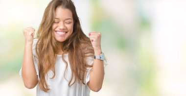 Genç güzel esmer iş kadını izole arka kolları olan başarı için heyecan üzerinde zafer kutluyor gülümseyen kaldırdı. Kazanan kavramı.