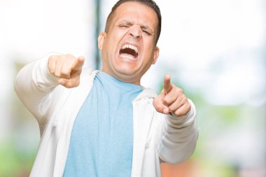 Orta yaş Arap adam giyen kazak izole üzerinde arka plan size işaret ve parmaklar, olumlu ve neşeli gülümseyen kamerayla